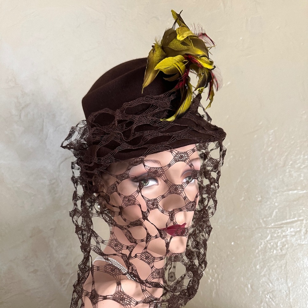 MESMERIZING 1940's BROWN FELT HAT. AMAZING FULL VEIL + YELLOW/BROWN/RED FEATHERS - Picture 2 of 14